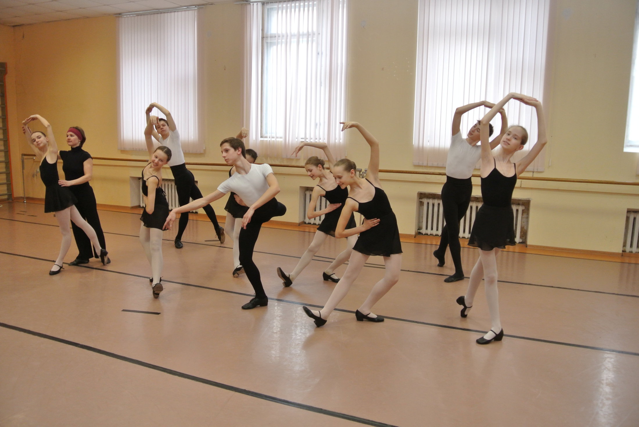 На уроке народно - сценического танца. Преподаватель - Токарева Е.А.